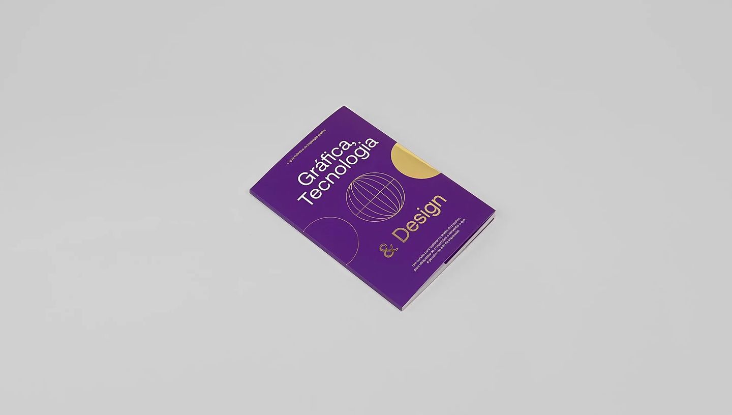 Livreto impresso personalizado com capa roxa e design editorial moderno.