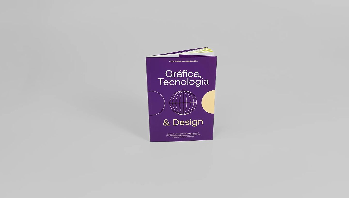Livreto personalizado com capa roxa sobre gráfica, tecnologia e design.