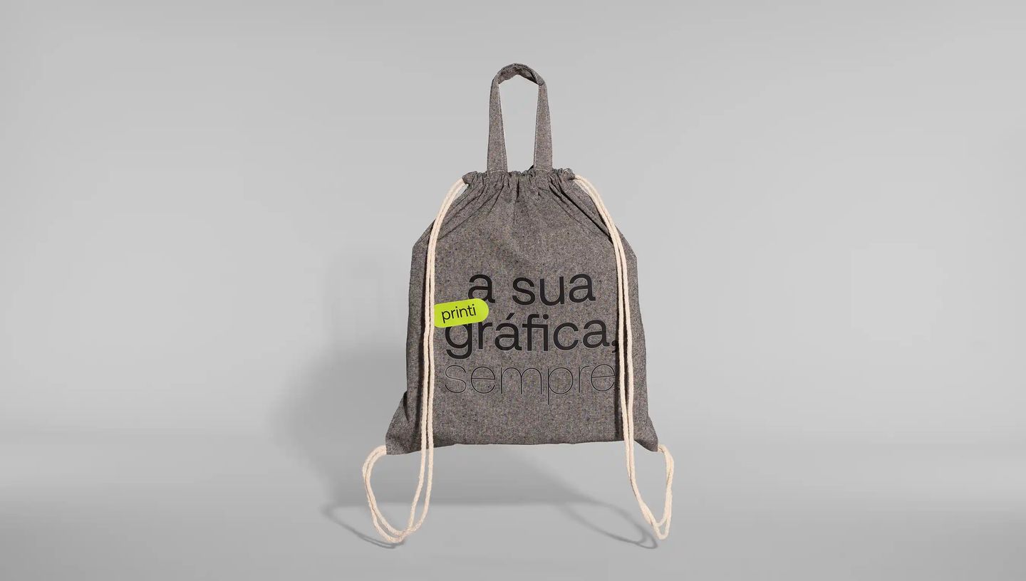Mochila saco personalizada em algodão reciclado com alças em cordão e estampa “a sua gráfica, sempre.” da Printi