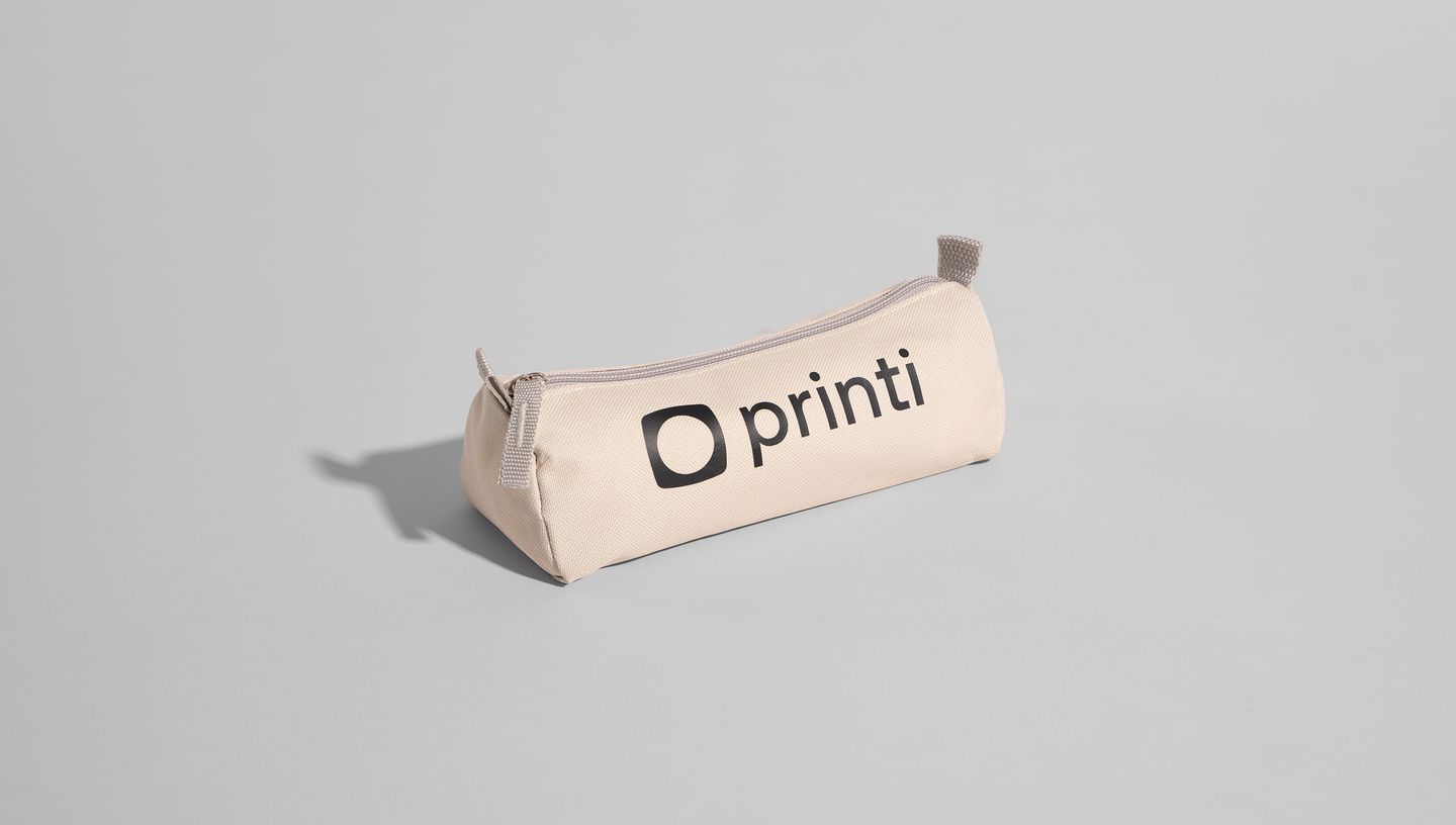 Estojo para lápis personalizado da Printi em tecido bege com zíper e alças laterais, exibido em fundo cinza neutro