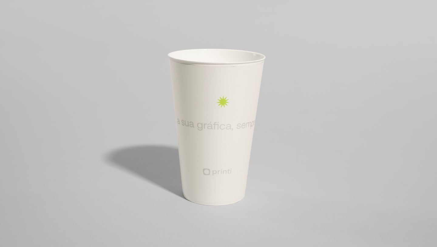 Copo in Mold branco com a identidade visual da Printi em destaque sobre fundo neutro.