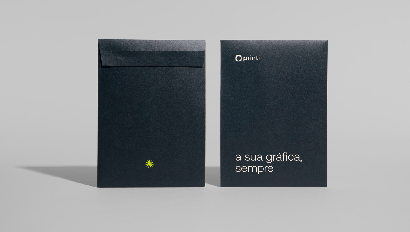 Imagem com envelope de segurança papel mostrando a parte da frente e a parte de trás, ambos os lados da cor preta