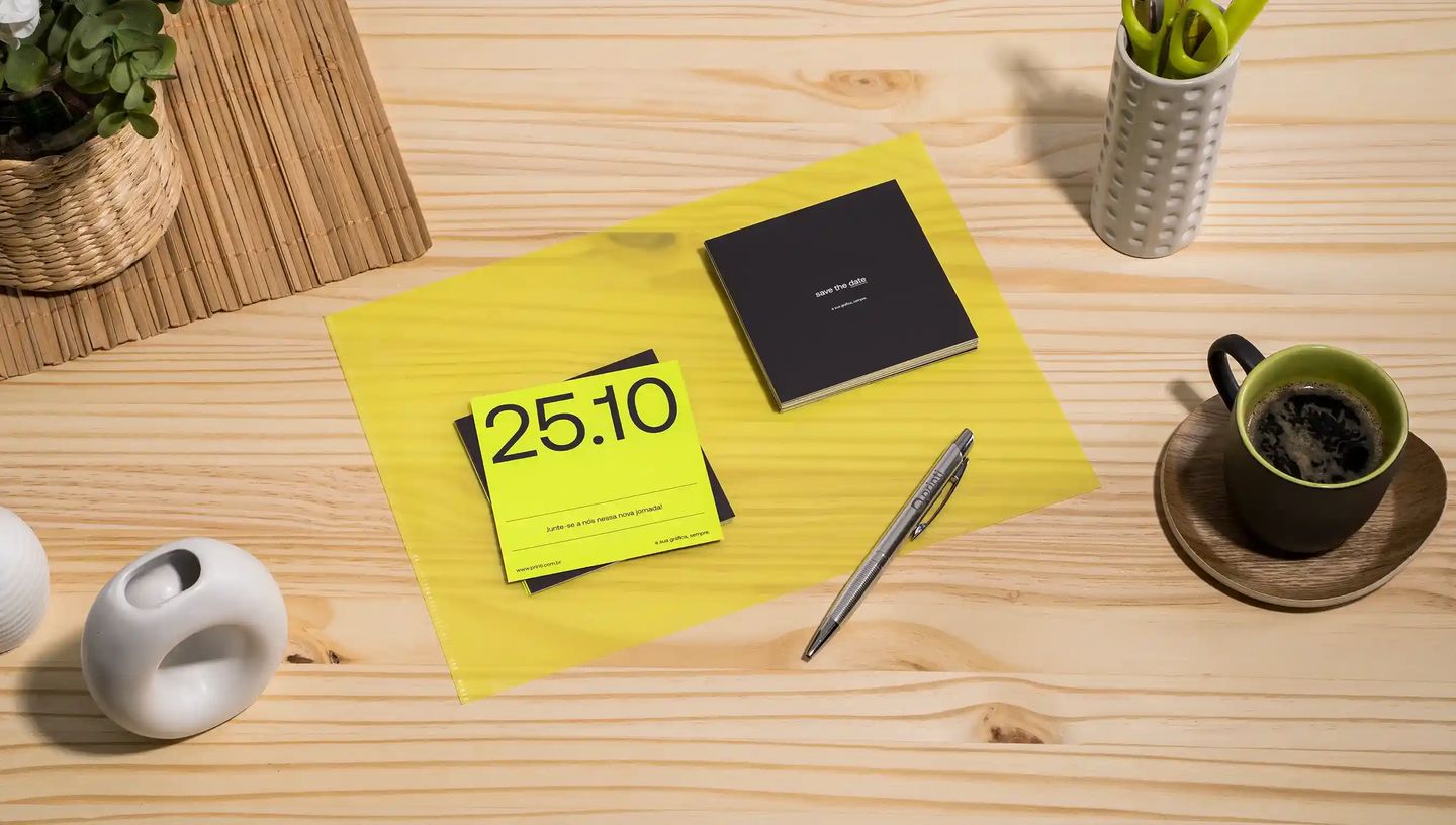 Cartão save the date personalizado com layout elegante, fotografado em fundo claro com ângulo superior