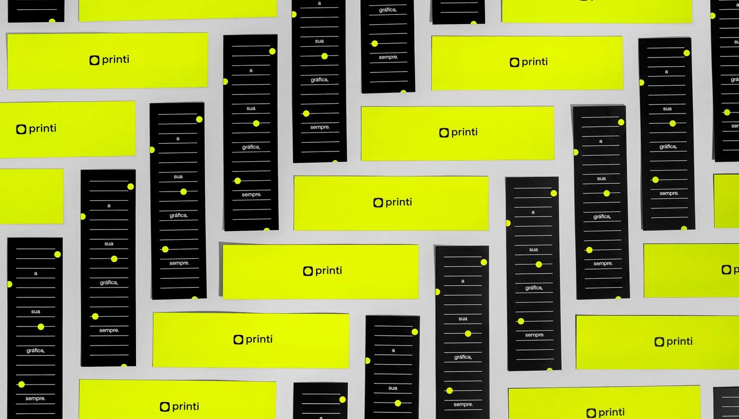 Mosaico de marca-páginas personalizados em cores vibrantes preto e verde neon com frases institucionais.