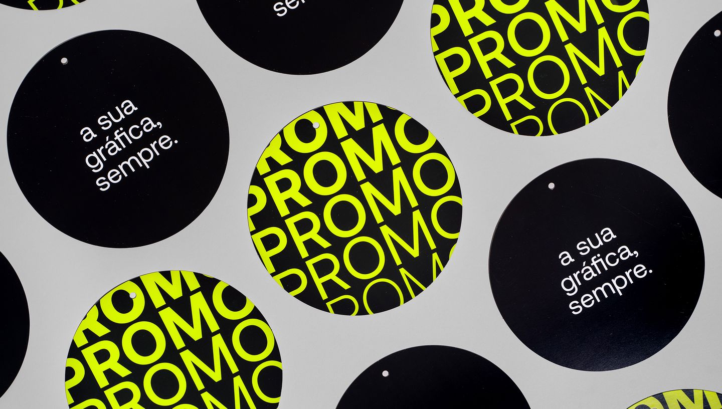 Diversos móbiles promocionais redondos com frases escrito a sua gráfica sempre e promo, em preto e verde neon