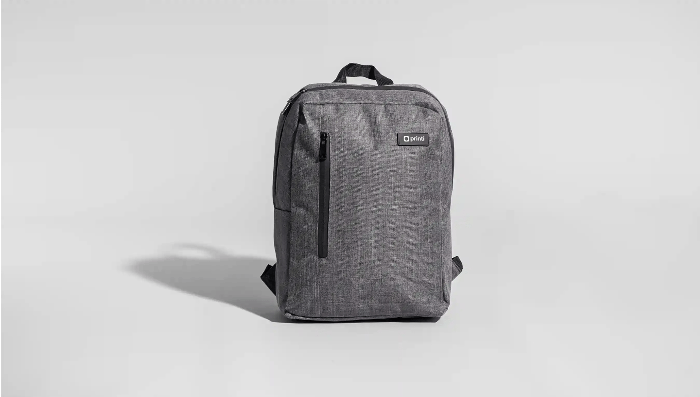 Mochila para notebook personalizada da Printi em tecido cinza com bolso frontal com zíper e design moderno
