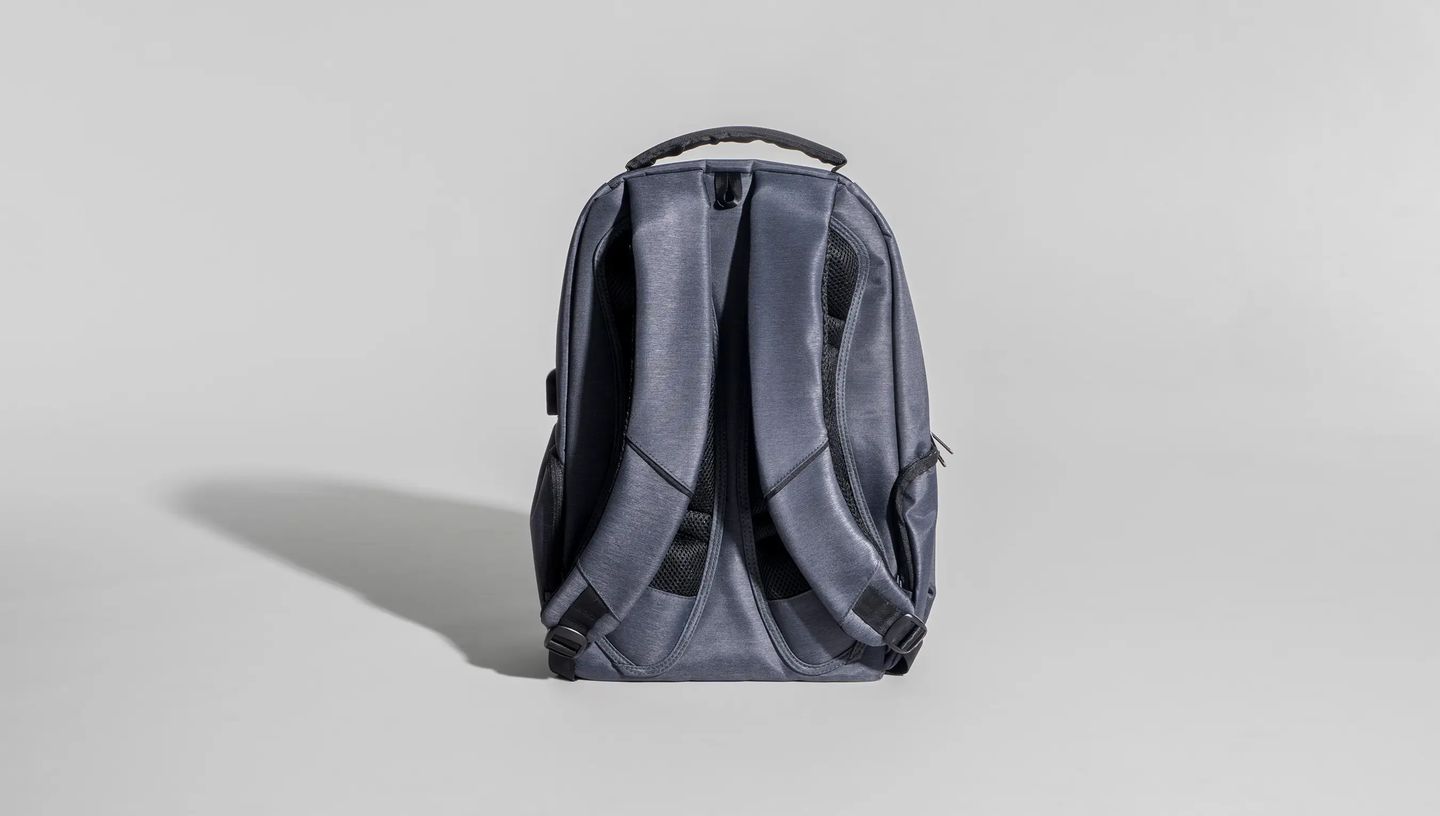 Parte traseira de mochila para notebook personalizada da Printi em tecido cinza, com alças acolchoadas ajustáveis e painel traseiro ergonômico