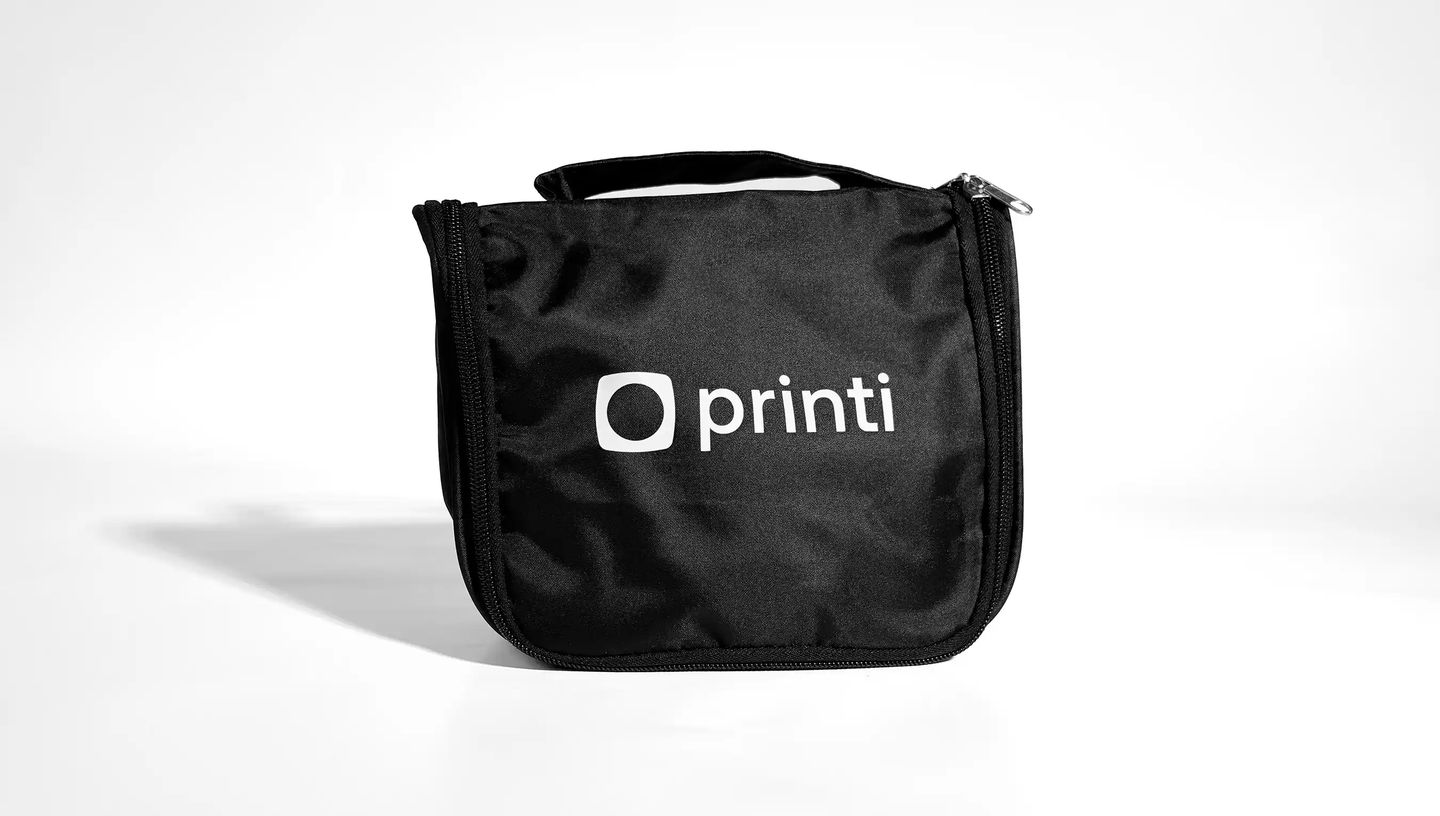 Necessaire personalizada Willis na cor preta com logo da Printi.