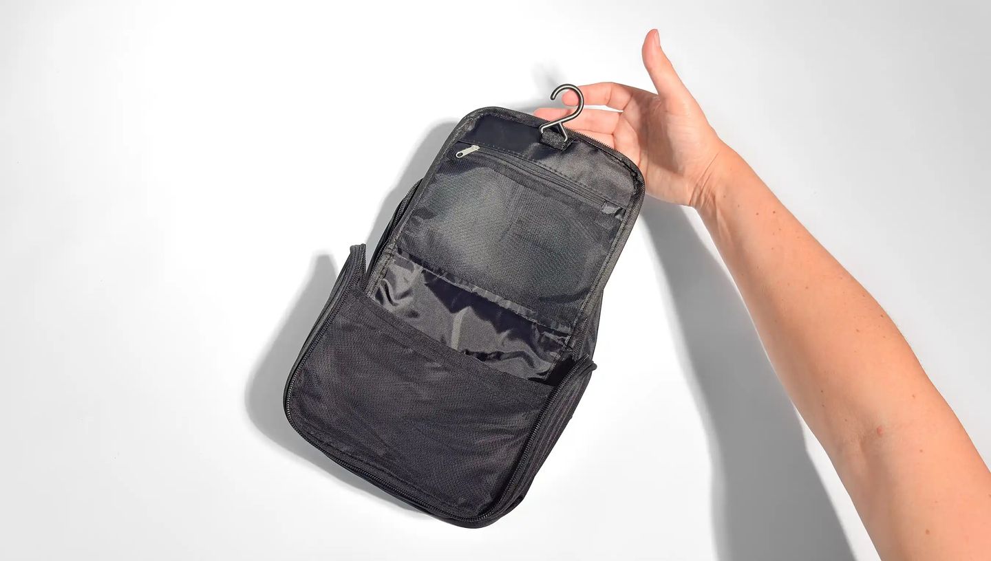 Pessoa segurando necessaire personalizada Willis aberta.