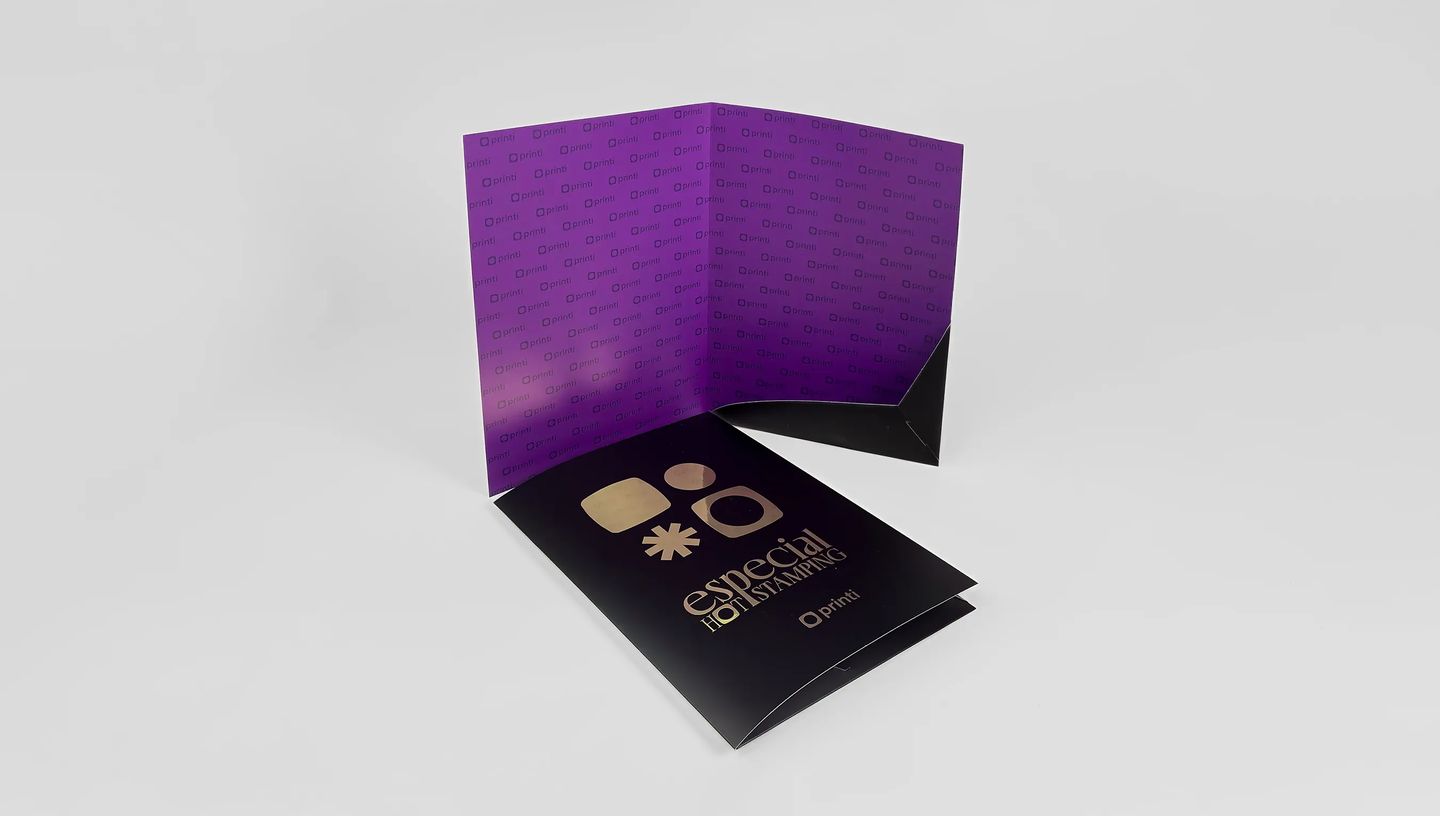 Pasta personalizada com hot stamping dourado aberta exibindo padrão interno roxo e acabamento premium.