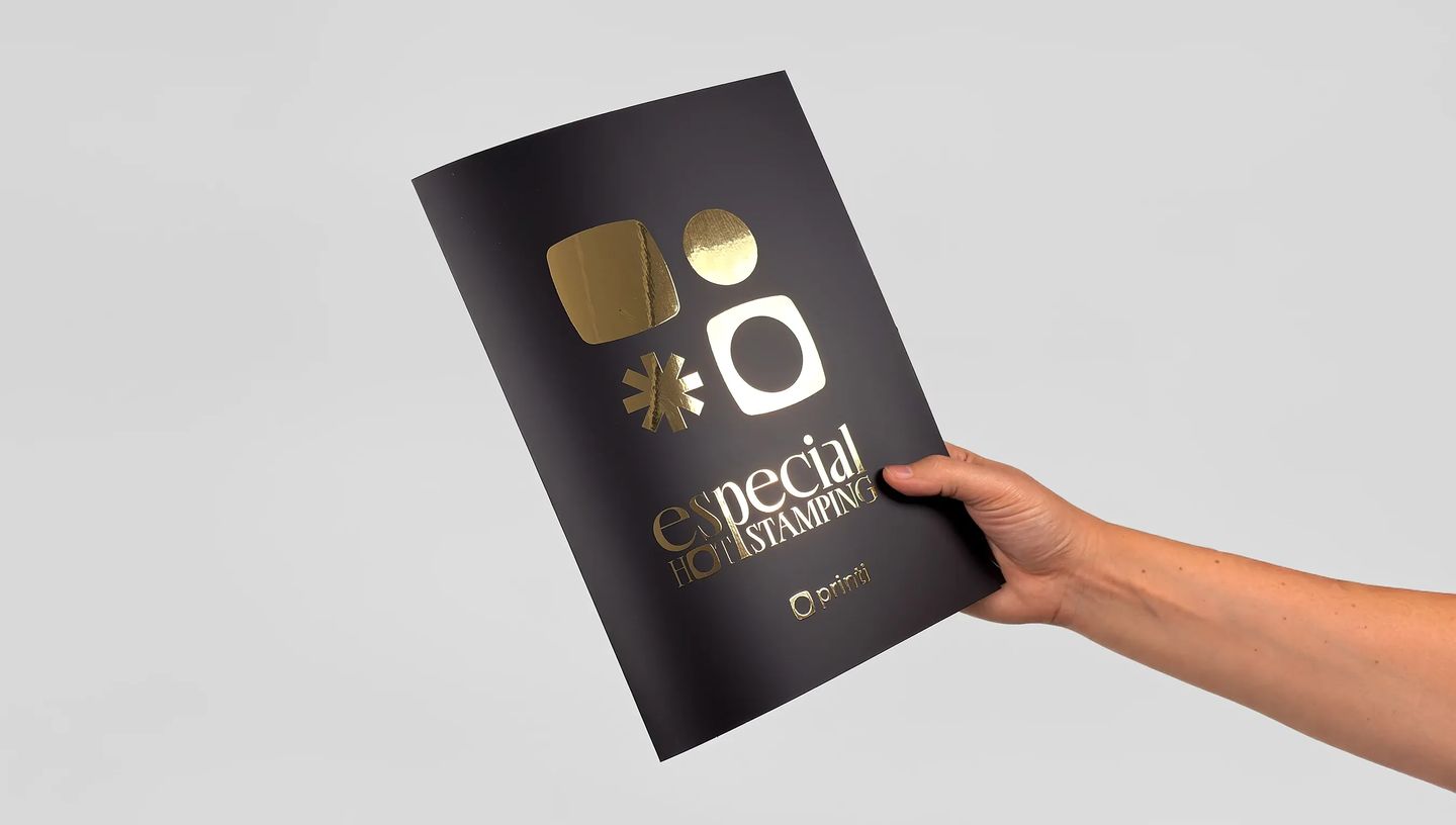 Pasta com hot stamping preta com acabamento premium em dourado.