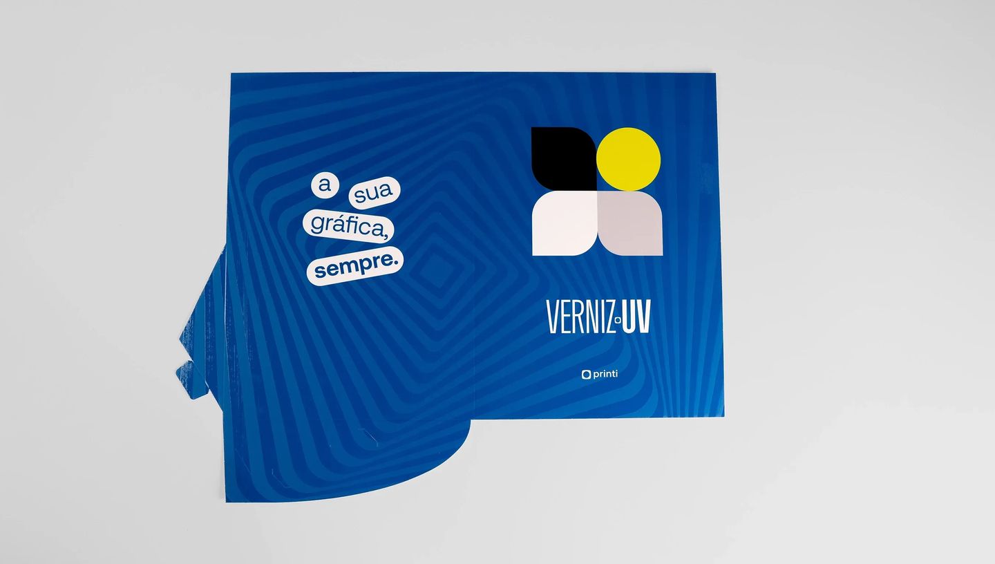 Pasta azul personalizada com acabamento em verniz UV localizado e design geométrico moderno.