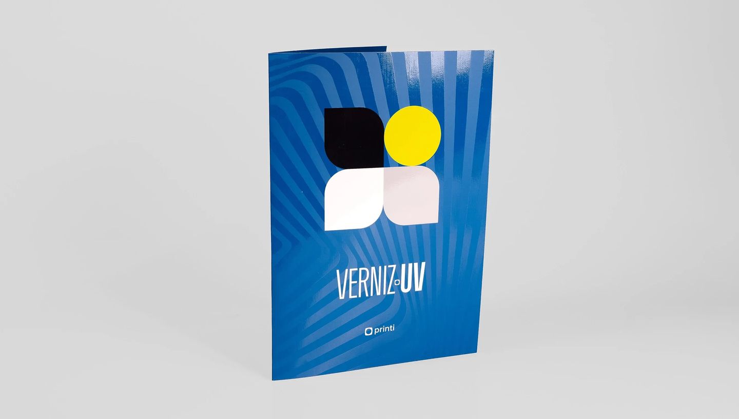Pasta personalizada com verniz UV localizado e acabamento brilhante, ideal para apresentações corporativas, propostas comerciais e materiais institucionais.