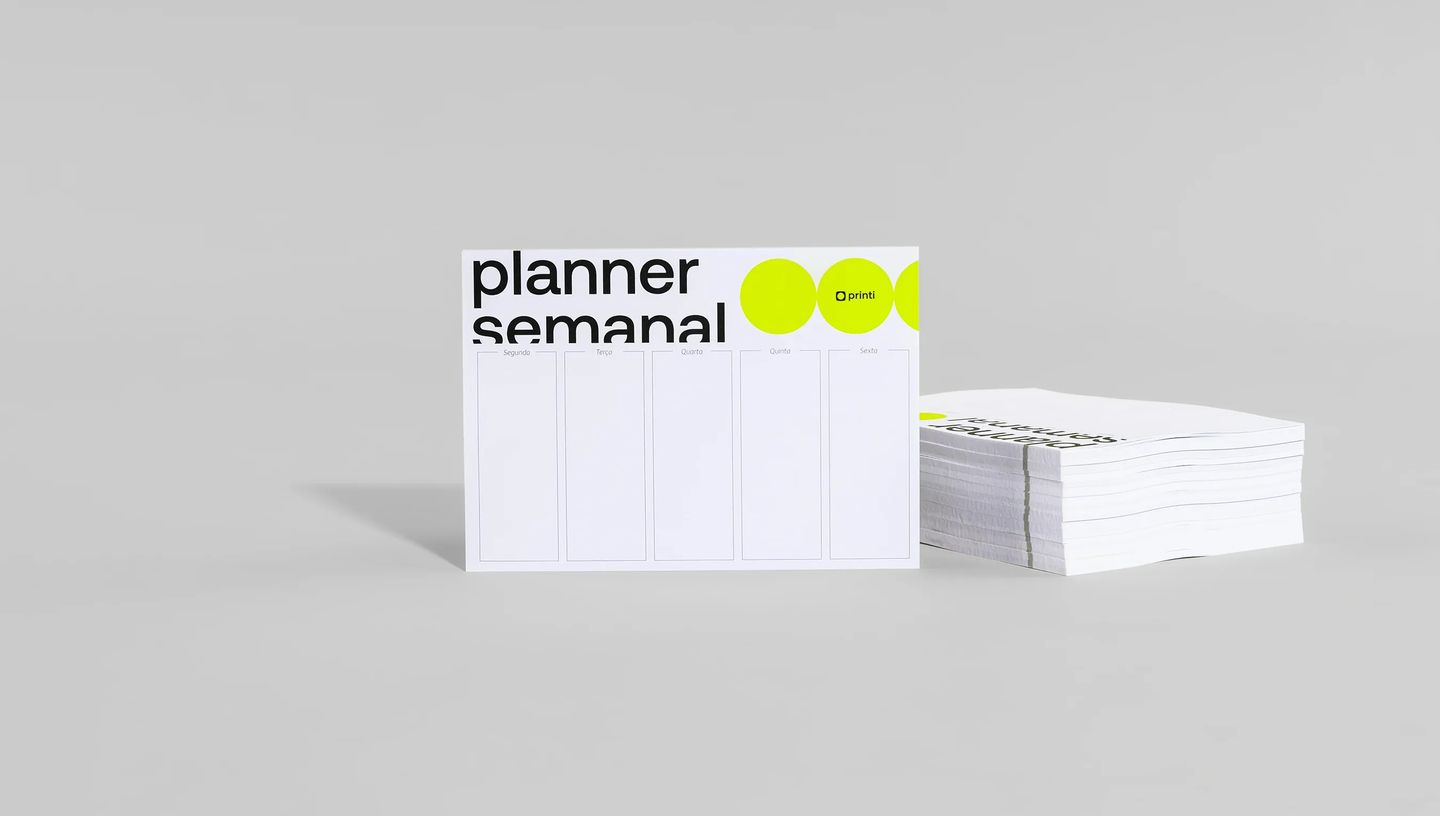 Pilha de planners semanais personalizados com design minimalista em preto e círculos verde neon.