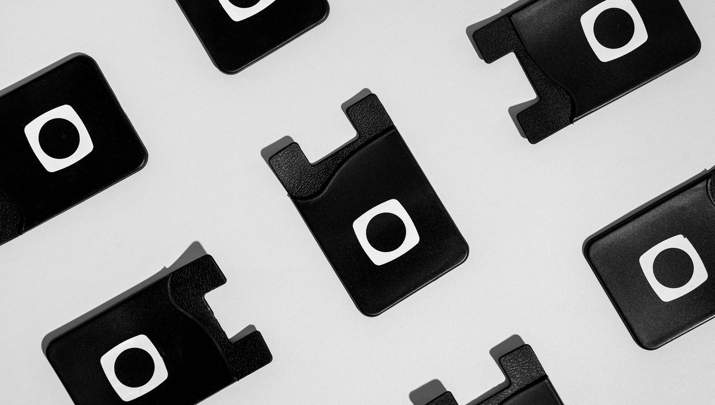 Vários Porta Cartões para Celular em Silicone organizados em padrão sobre superfície branca