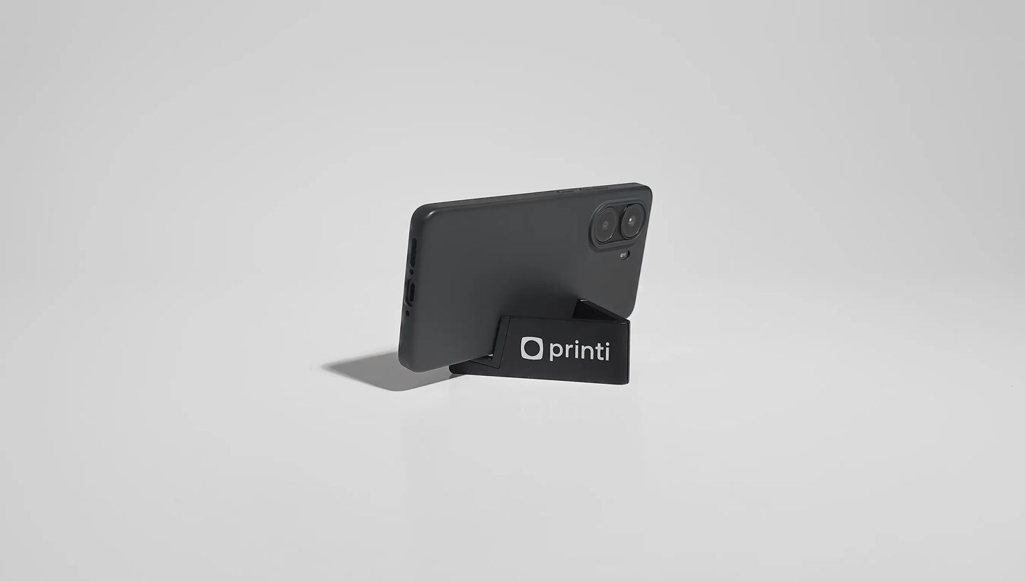Porta celular de mesa personalizado na cor preta com celular.