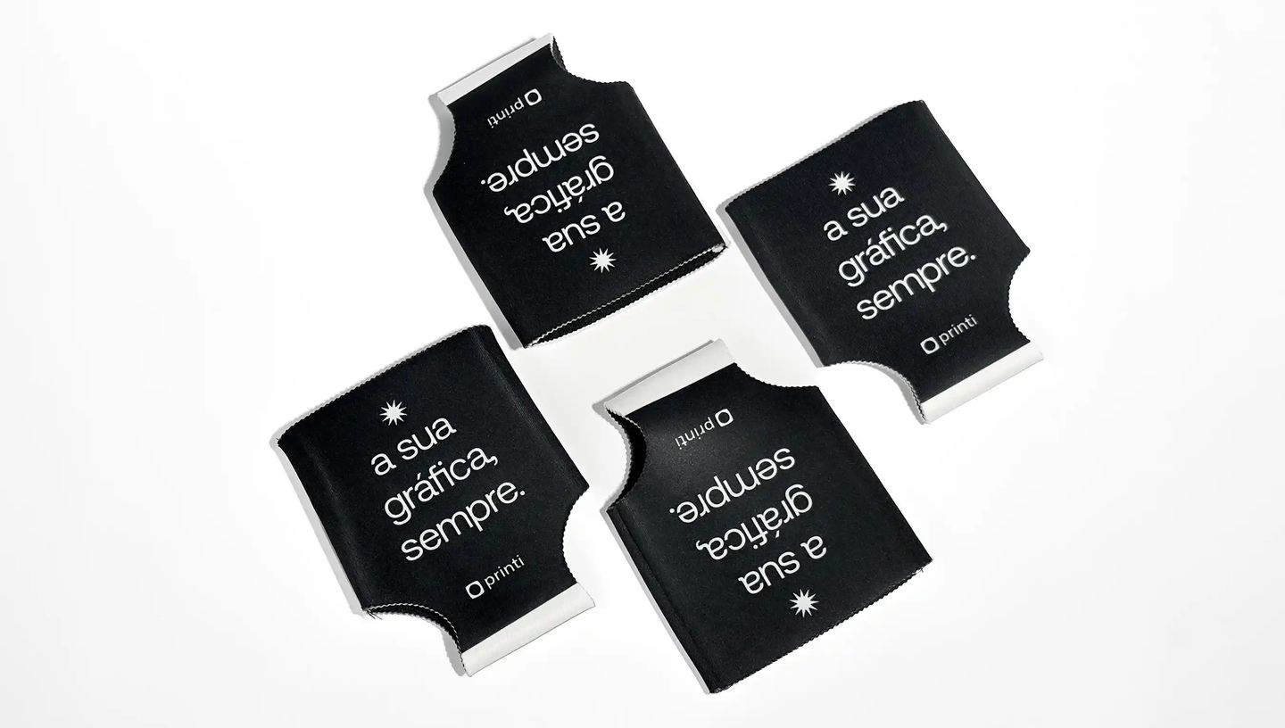 Porta-lata personalizado preto com logo da Printi, acessório promocional ideal para eventos, brindes corporativos e ações de marketing.