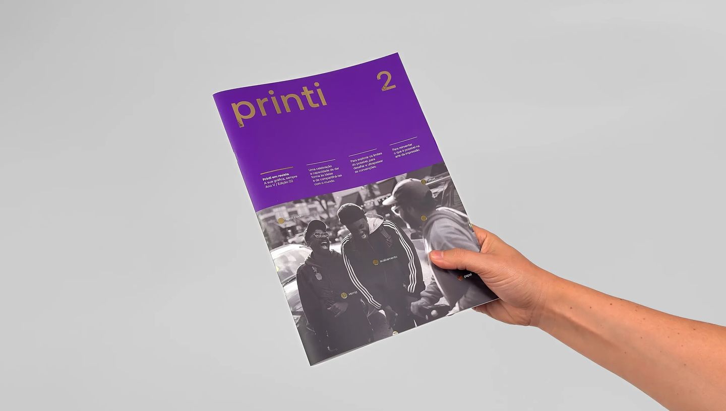 Revista personalizada com capa roxa, detalhes em hot stamping dourado e acabamento profissional.