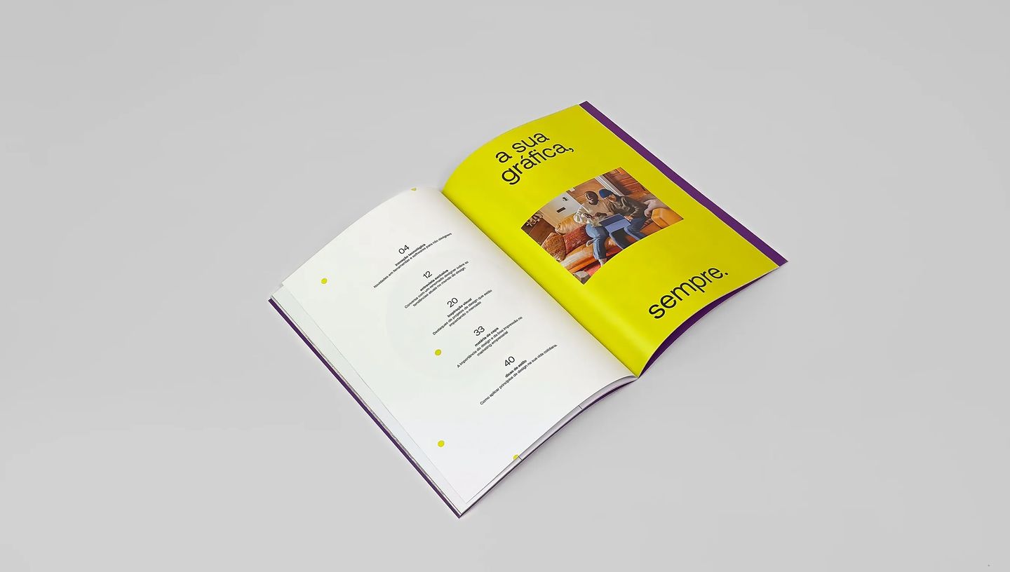 Revista personalizada aberta exibindo índice com tópicos de design, tecnologia e fotografia em layout moderno.