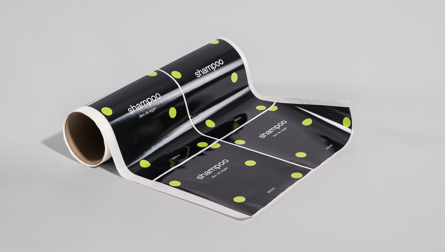 Rolo de rótulo para shampoo com acabamento brilhante, fundo preto e detalhes em verde limão