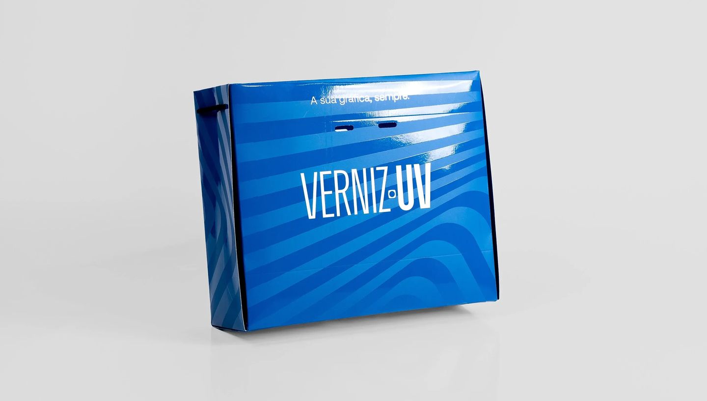 Sacola de papel personalizada azul com acabamento em verniz UV.