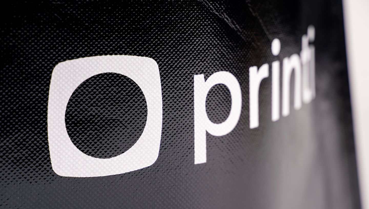 Sacola aproximada da câmera na cor preta com logo da Printi
