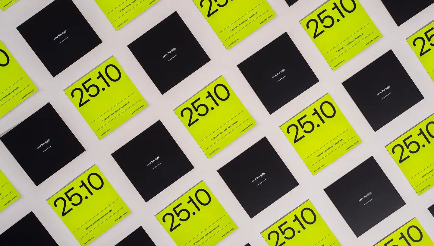 Cartões “Save the Date” impressos em papel com design moderno nas cores preto e verde neon, organizados em padrão repetido sobre fundo neutro. Os cartões destacam a data “25.10” em tipografia grande e minimalista