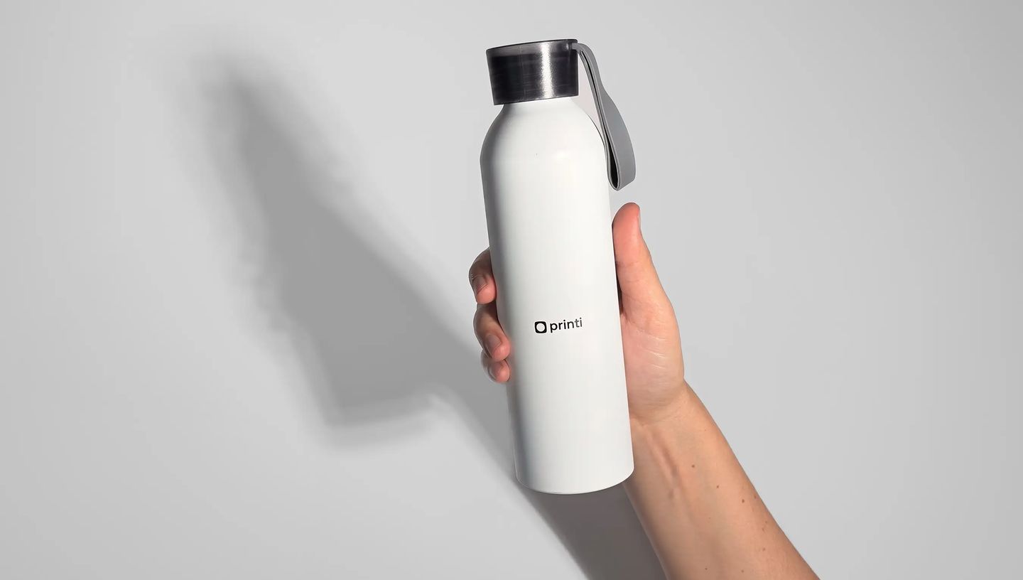 Pessoa segurando Squeeze Alumínio Rio personalizado na cor branco e preto.