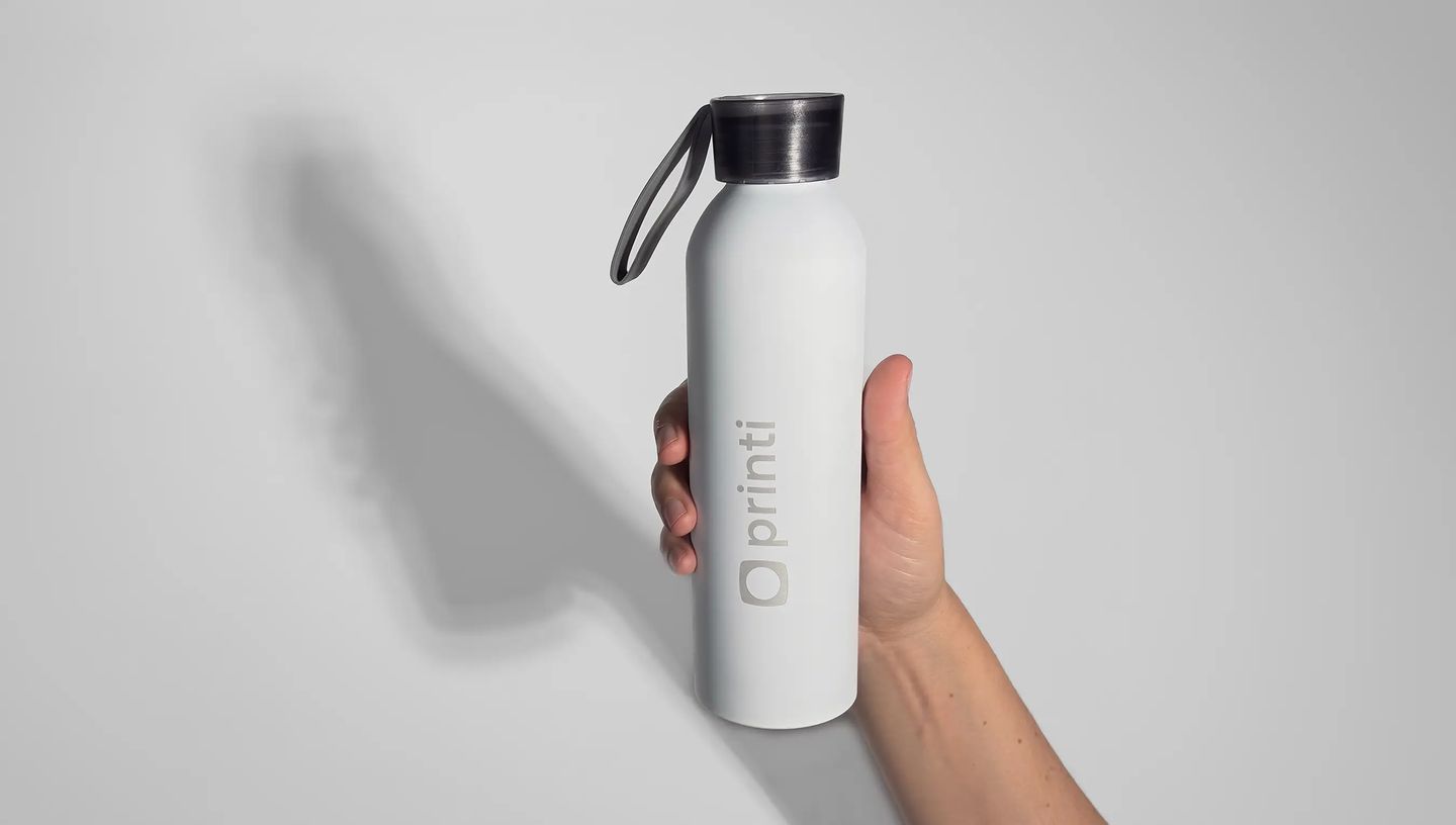 Pessoa segurando Squeeze Alumínio Rio personalizado na cor branco e preto.