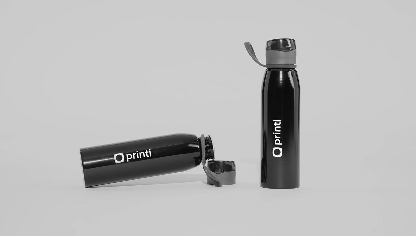 Squeeze metálico personalizado preto com logo da Printi em branco e tampa cinza com alça, exibido aberto e fechado