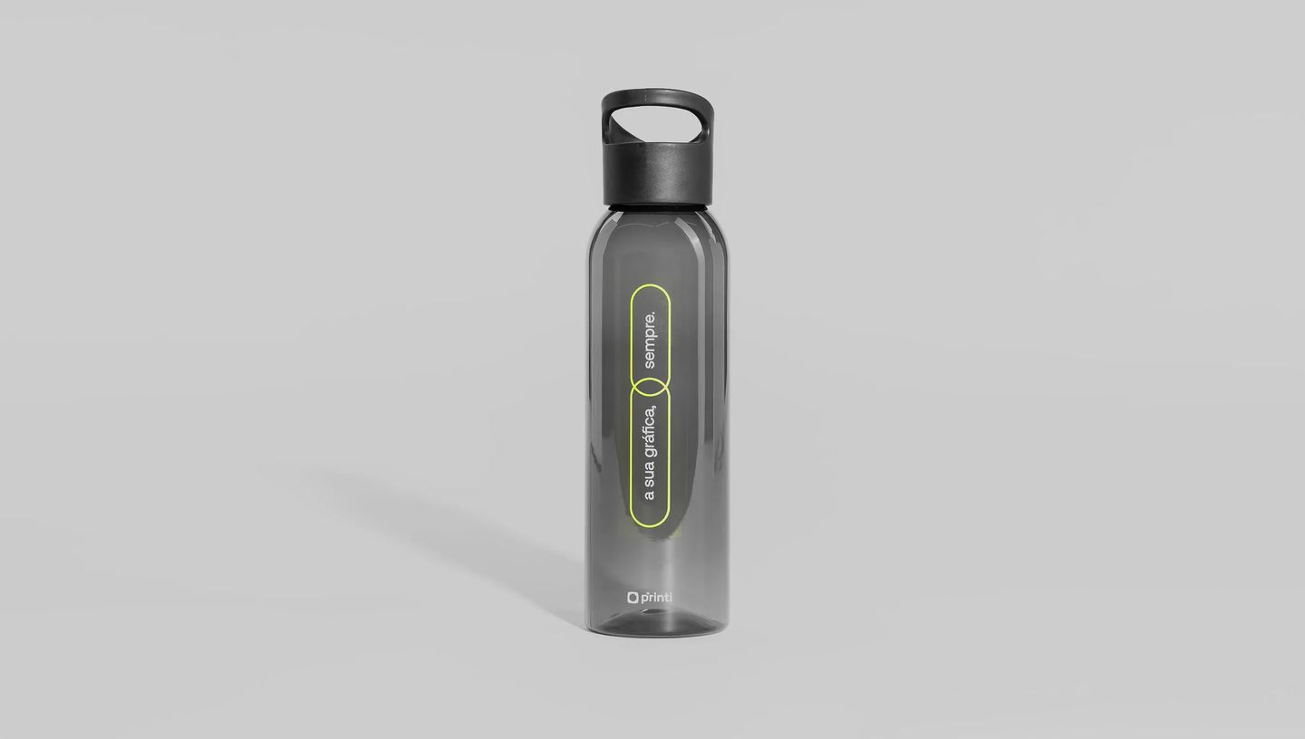 Squeeze plástico personalizado na cor fumê translúcida com tampa preta e alça integrada para transporte, exibindo a frase “a sua gráfica, sempre.” em destaque vertical no corpo da garrafa e o logo da Printi na base