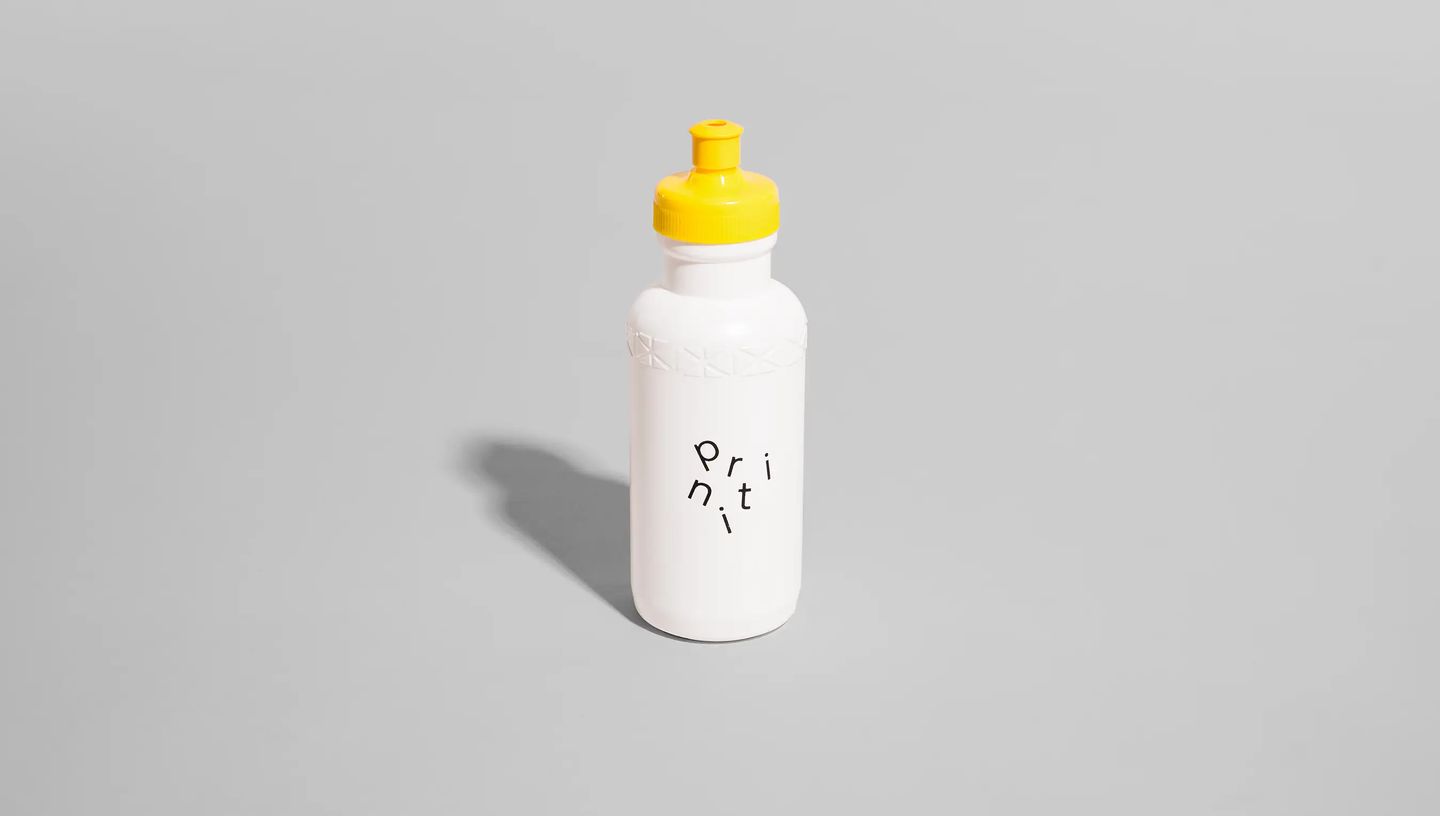 Squeeze de plástico personalizado translúcido, tampa rosqueável, em fundo branco e iluminação uniforme
