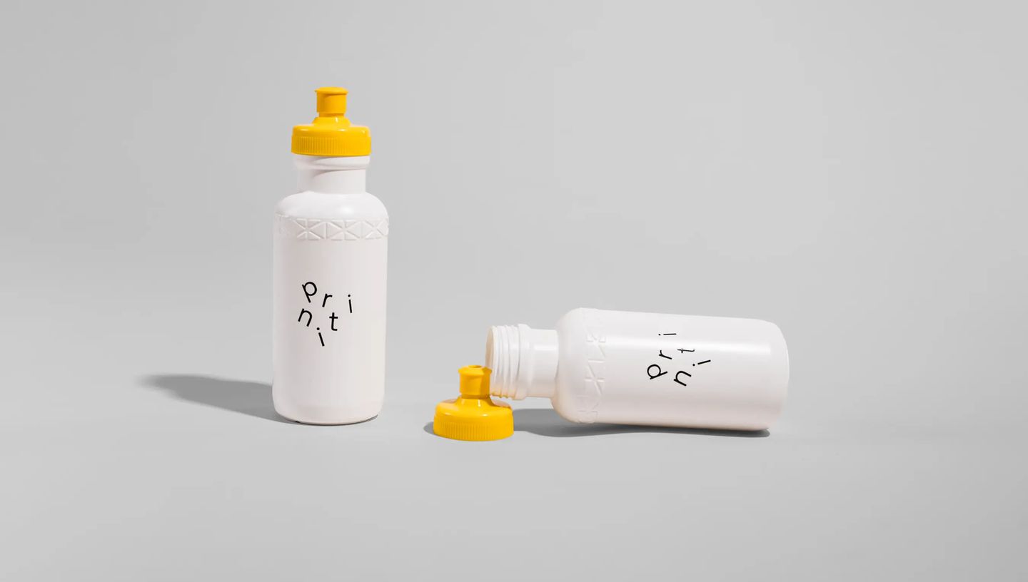 Squeeze plástico personalizado leve, cor sólida, fundo branco e iluminação uniforme