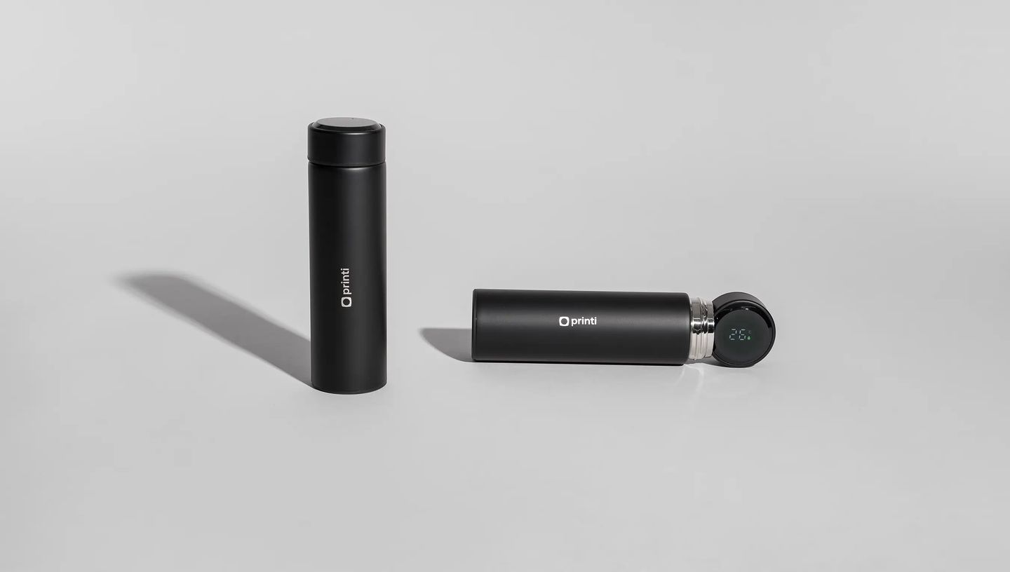 Squeeze térmico personalizado preto da Printi exibido em duas posições sobre fundo neutro, um em pé e outro deitado com tampa digital mostrando temperatura