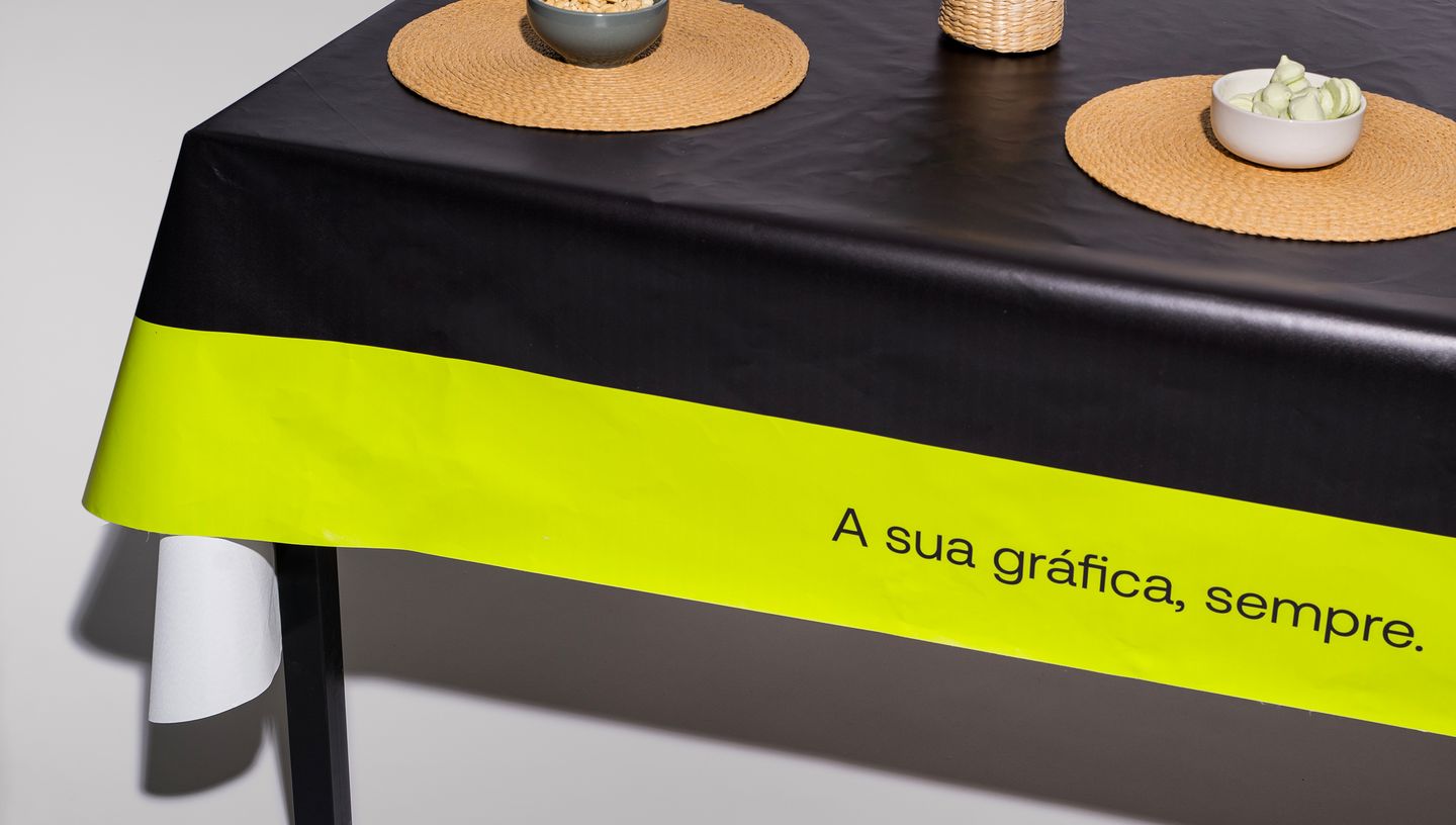 Toalha de mesa estampada com faixa preta e amarela personalizada, utilizada em mesa posta com jogos americanos rústicos e bowls 