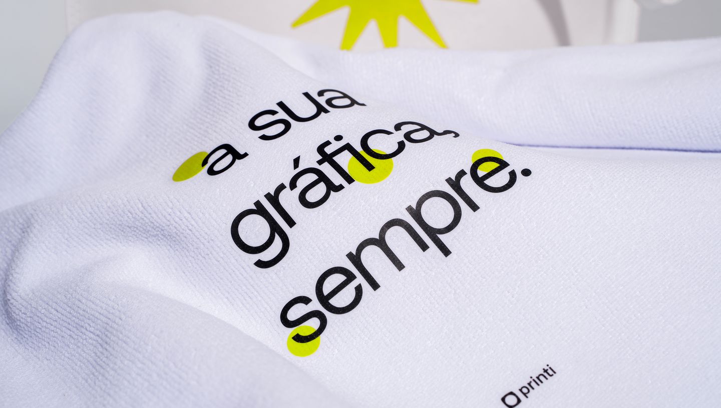 Toalha branca com letras pretas e pinturas verde-limão