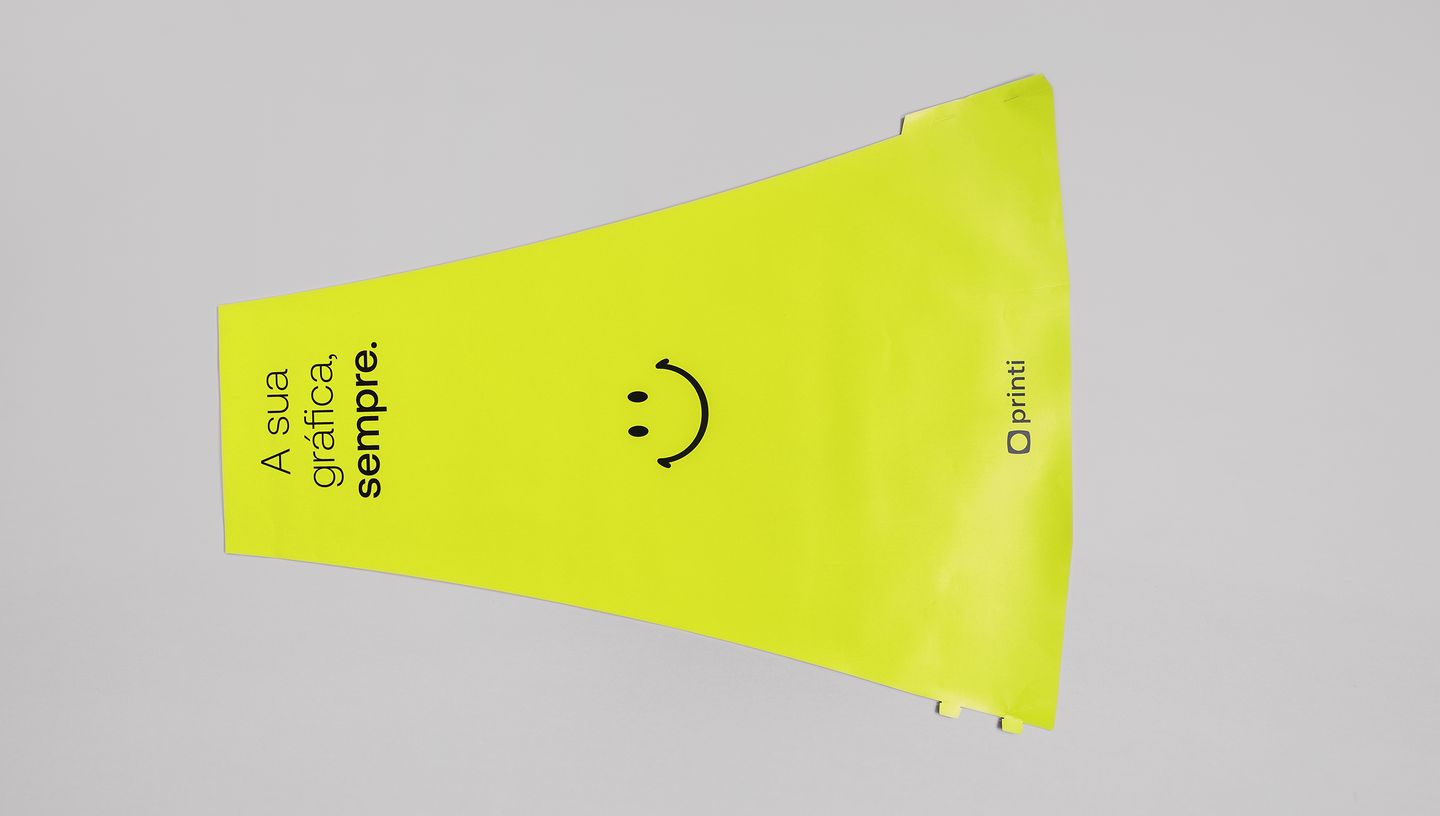 Totem banana deitado com smile na cor verde-limão com fundo cinza