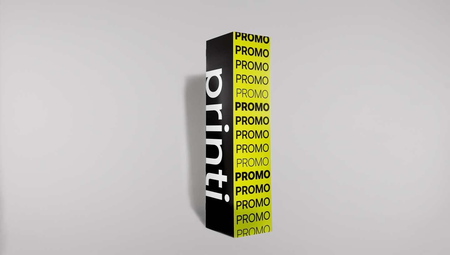 Totem quadriedro nas cores preto e verde-limão em fundo cinza