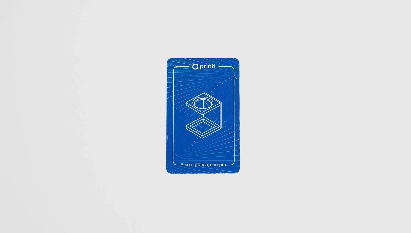 Adesivo personalizado azul com ilustração técnica branca de conta fios e logotipo Printi.