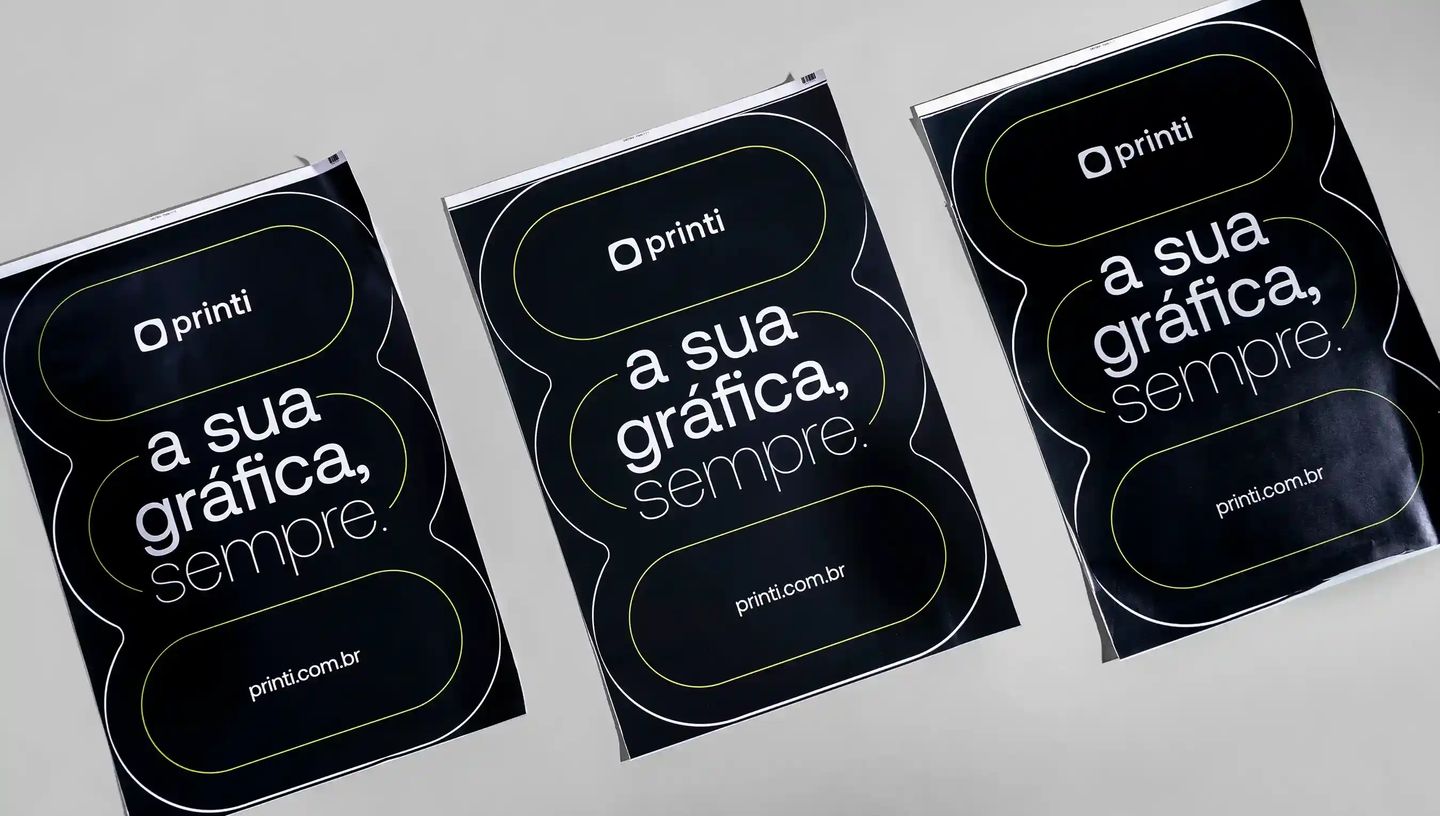 Adesivo de parede personalizado com impressão em grande formato, ideal para decoração de ambientes, comunicação visual e branding.