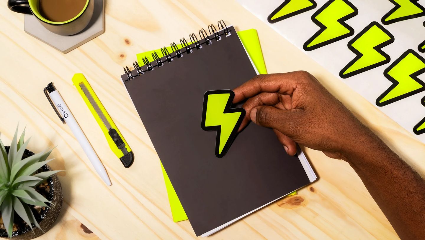 Adesivos personalizados em verniz