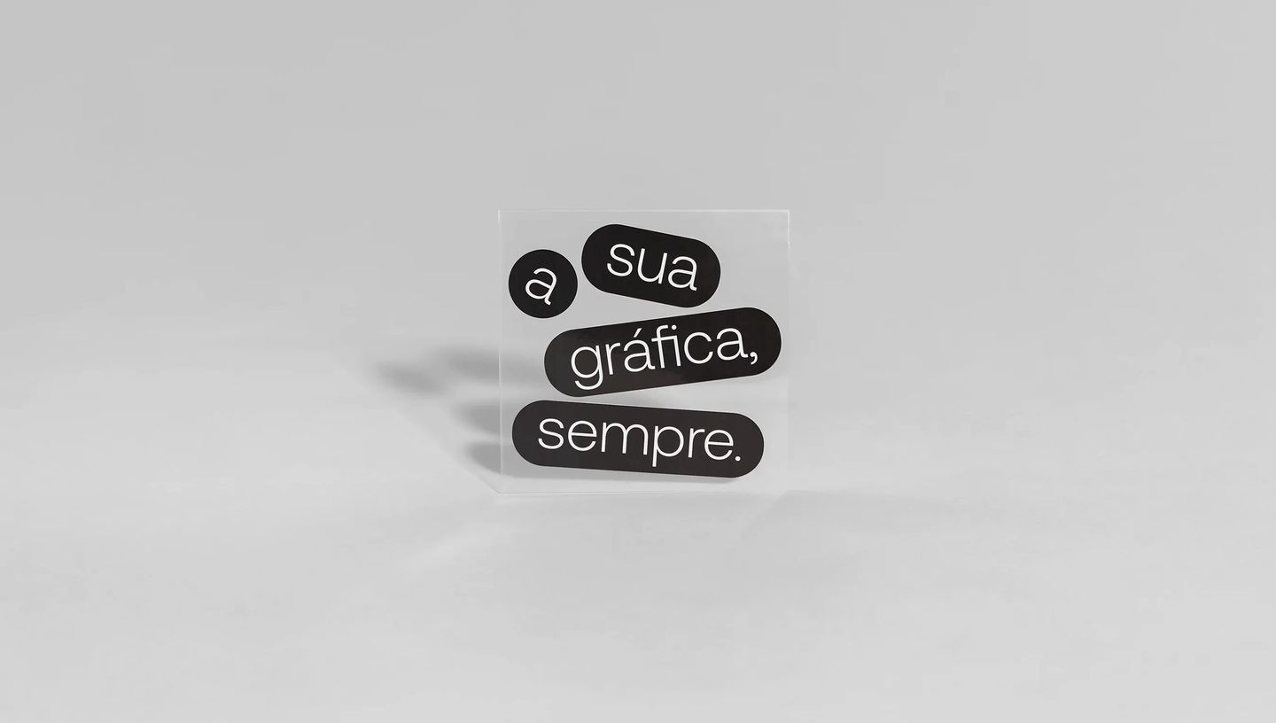Adesivos personalizados em verniz