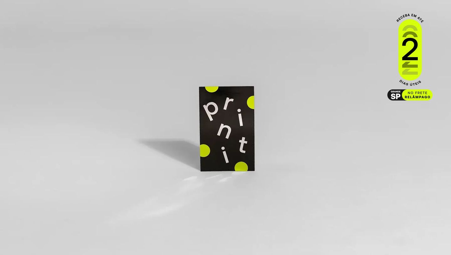Adesivo retangular personalizado preto com logotipo da Printi e selo de entrega rápida em até 2 dias úteis para São Paulo.