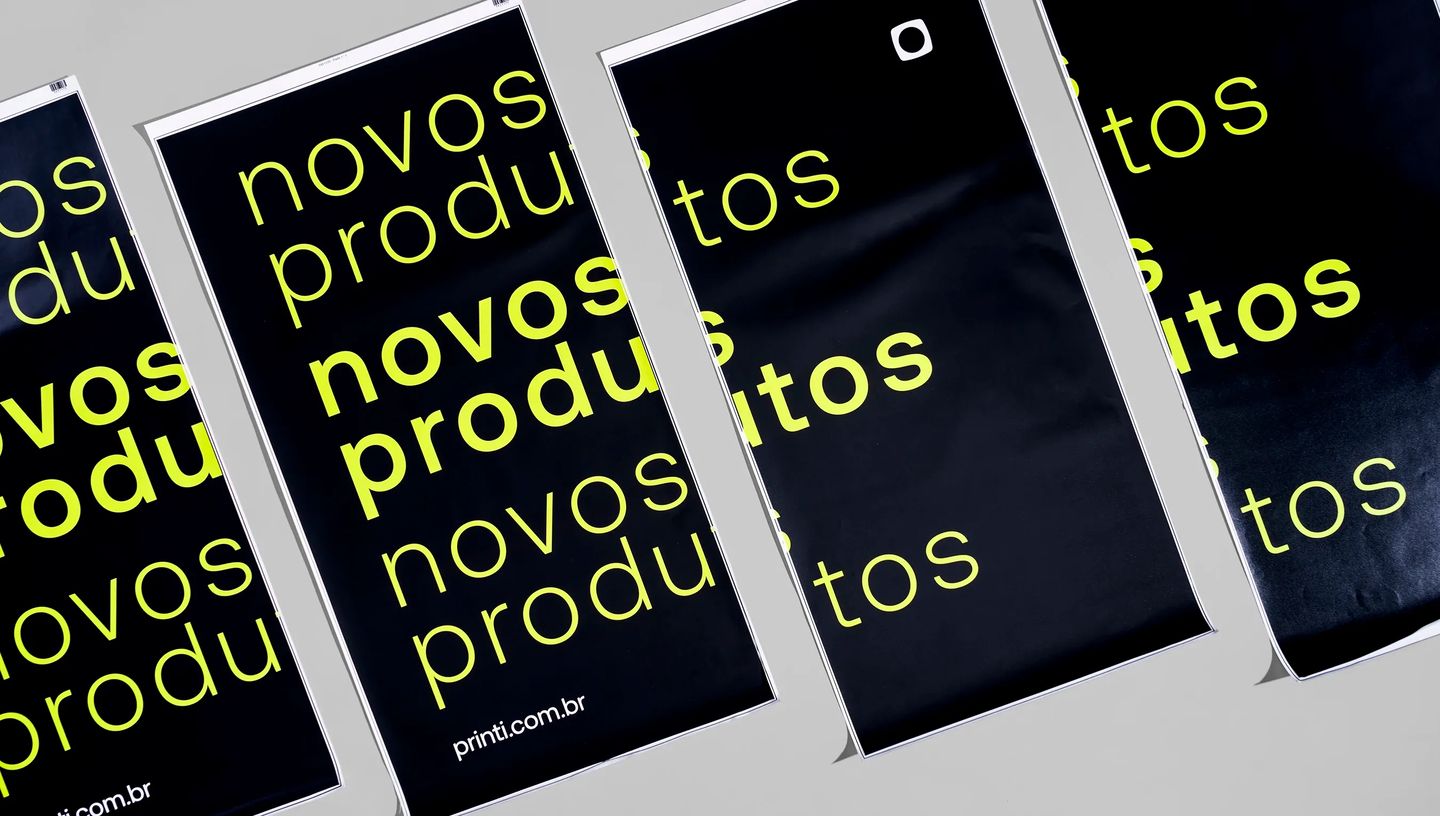 Adesivos grandes personalizados na cor preta com informações na cor verde neon