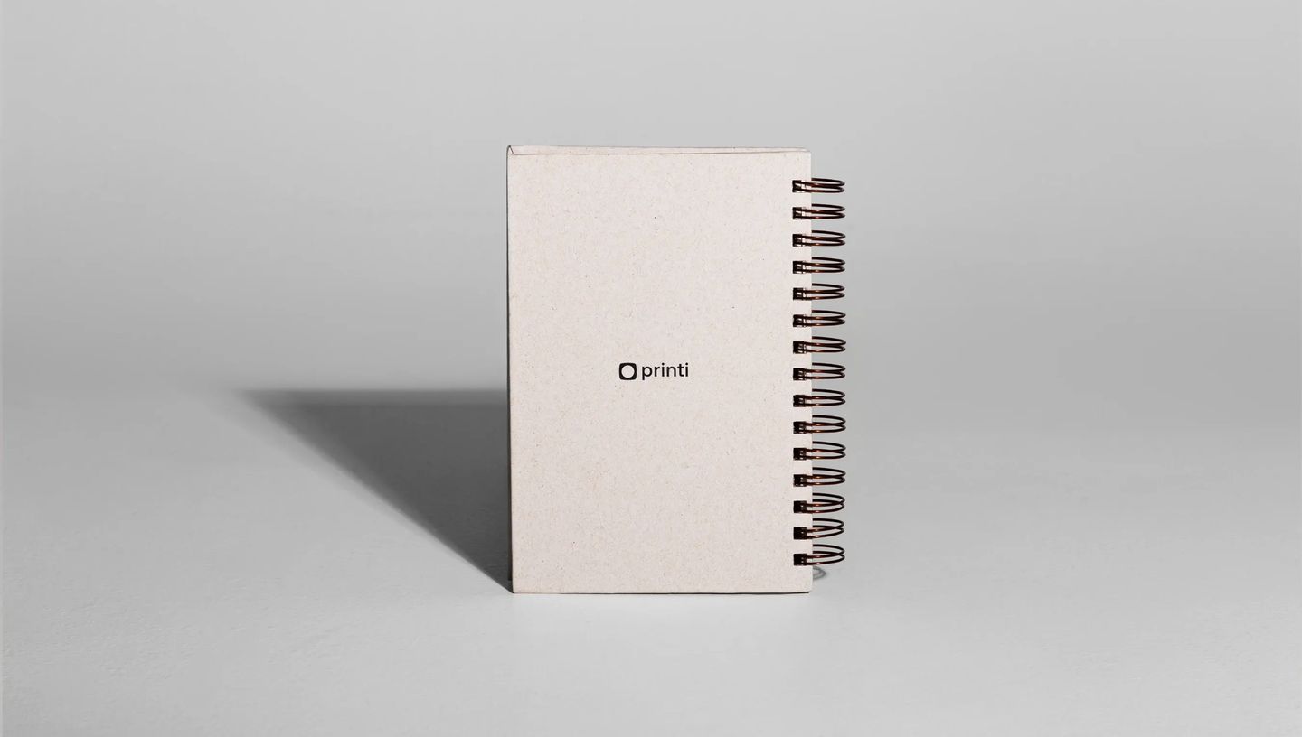 Agenda personalizada com capa minimalista e encadernação em espiral, ideal para organização diária e brindes corporativos.