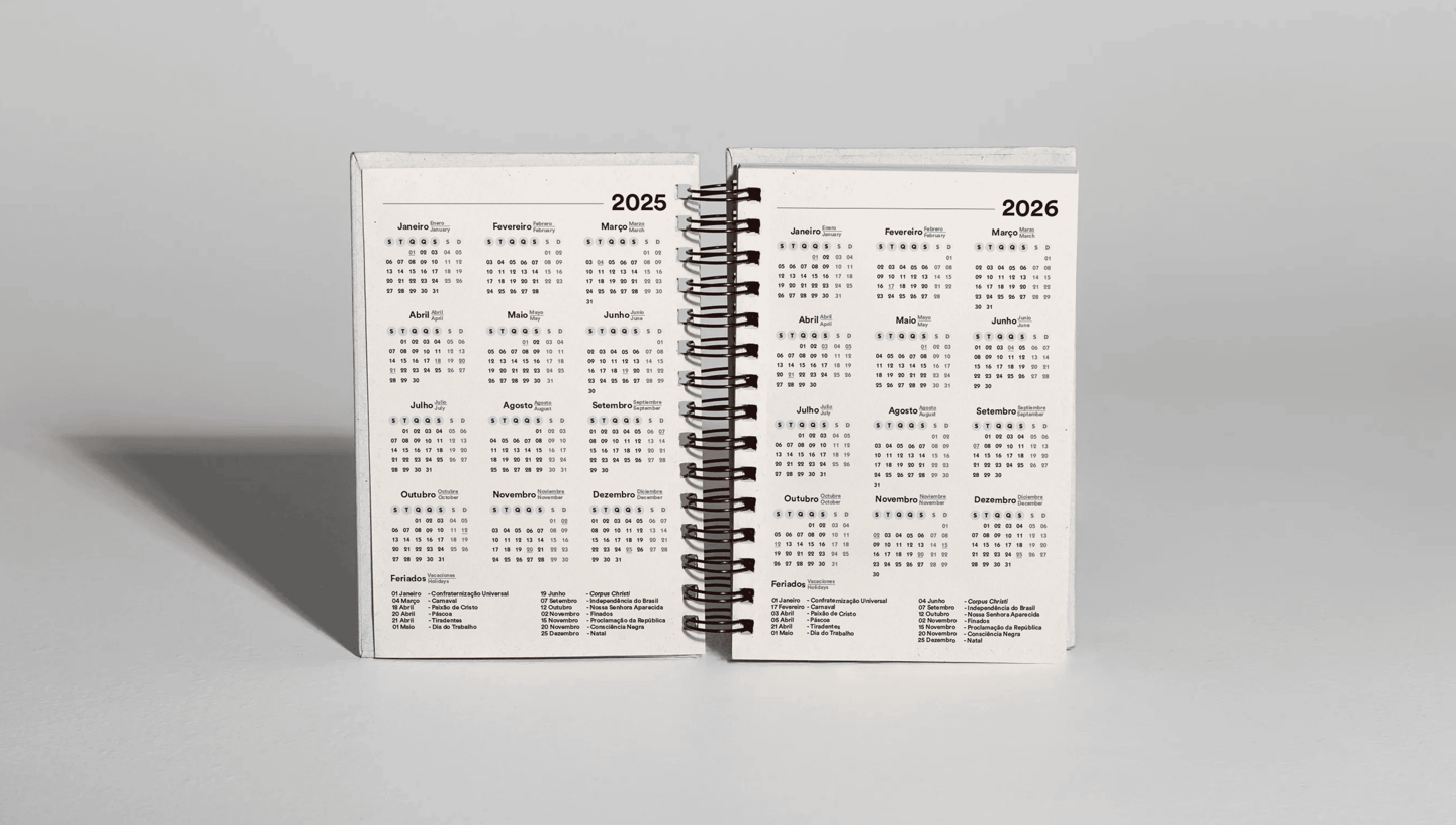 Agenda permanente personalizada aberta exibindo calendários de 2025 e 2026 em páginas pautadas.