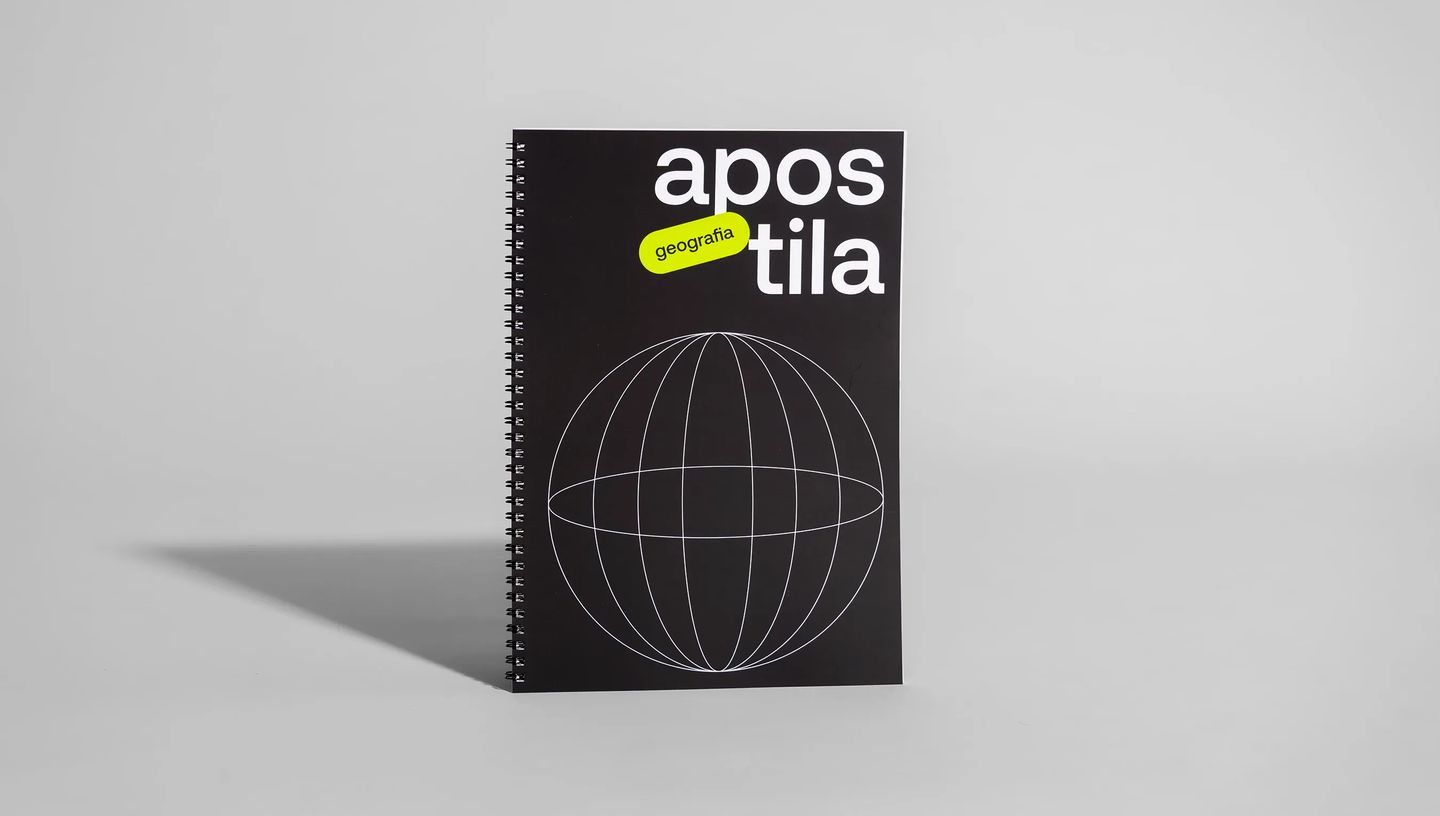 Apostila personalizada com capa impressa preta apresentando título e gráfico de globo terrestre.