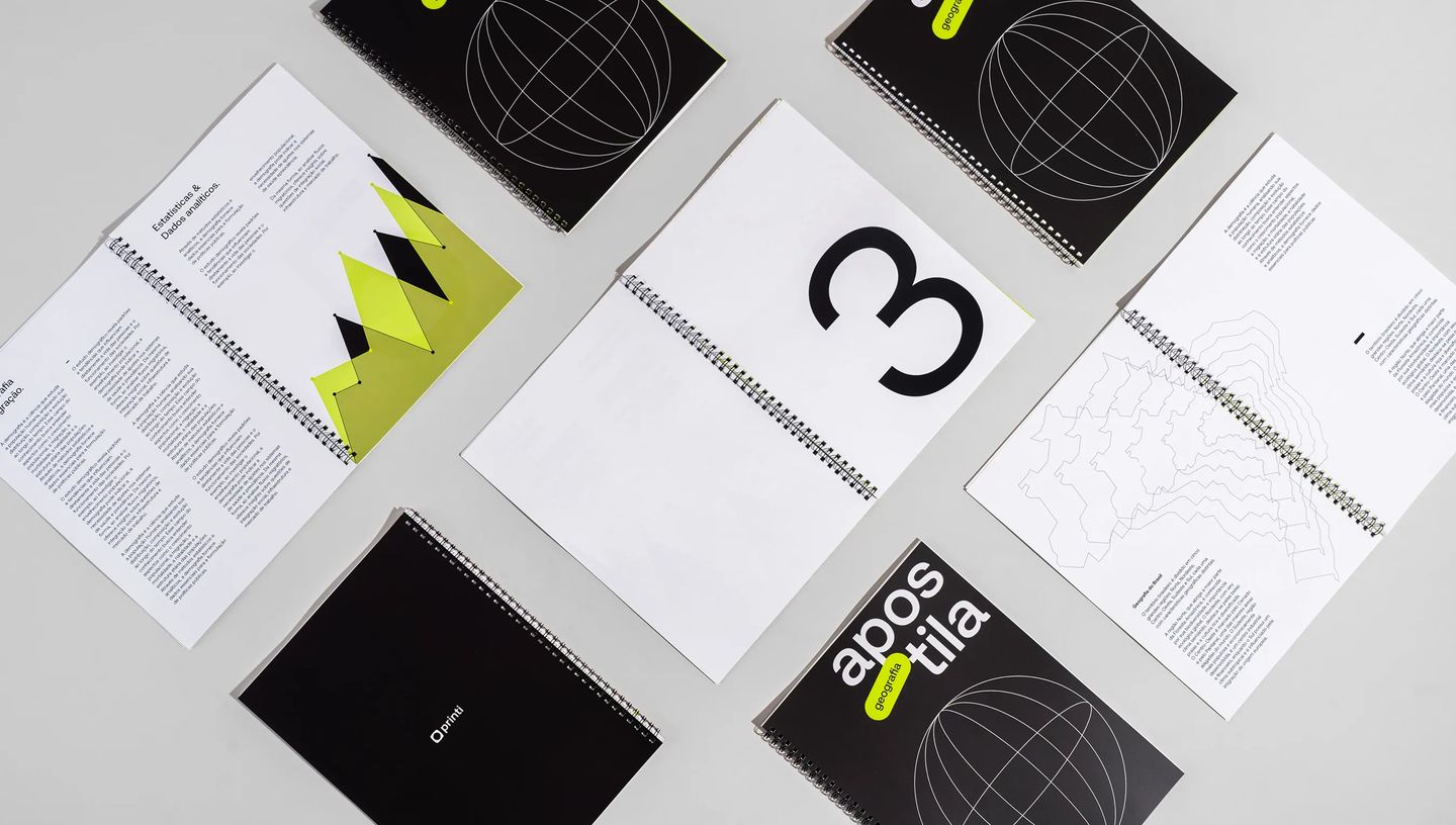 Mosaico de apostilas personalizadas com capa impressa em preto e branco e detalhes em verde neon.