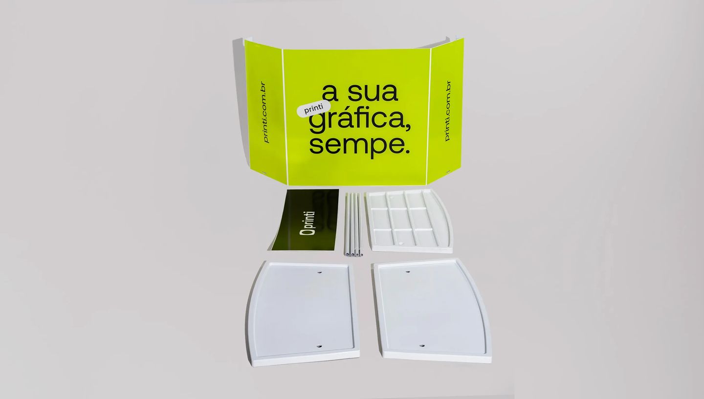 Balcão PDV personalizado desmontável verde neon com frase institucional e acessórios brancos para eventos.