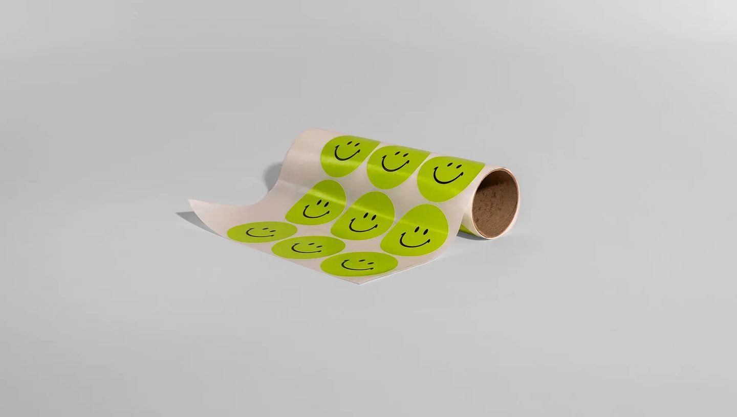 Rolo de adesivos redondos personalizados verdes com impressão de alta qualidade, prontos para rotulagem de produtos e embalagens.